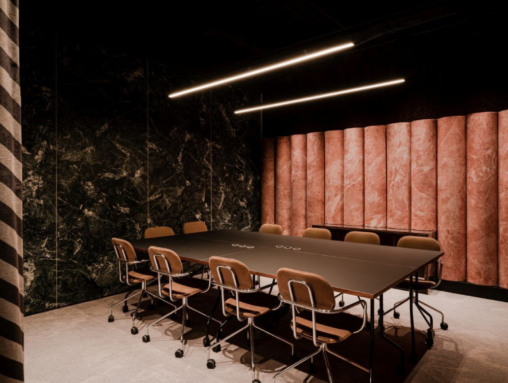 Mobile Upholstered Chair Office Furniture With Wooden Top Rectangular Table In Meeting Room Setting